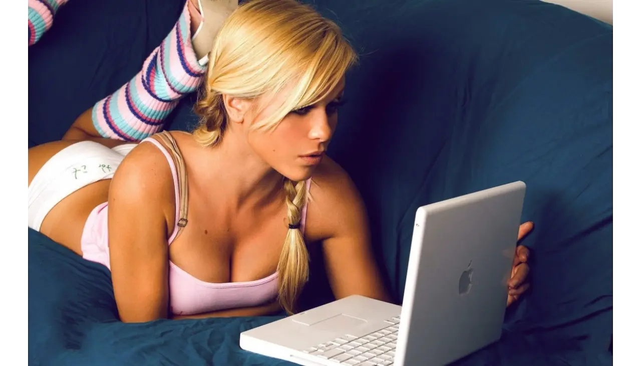 Internet Chicks: Bold, Smart & Online